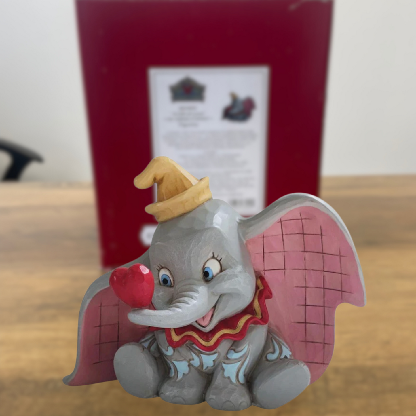 Figurine Dumbo avec un Coeur - Disney Traditions