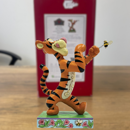 Figurine Tigrou affronte une abeille - Disney Traditions