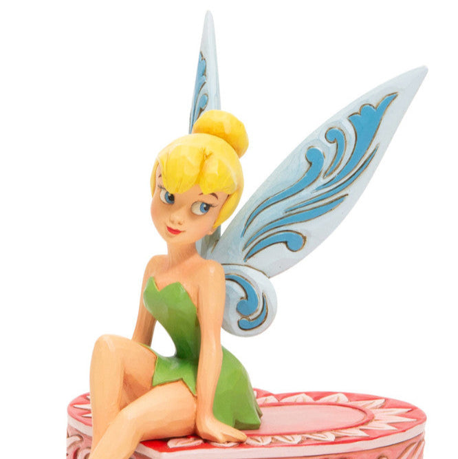 Figurine Fée Clochette assise sur un Cœur - Disney Traditions